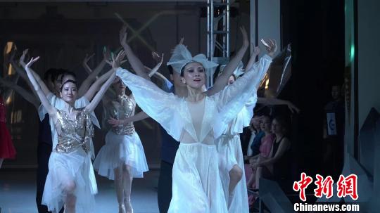 和平饭店化身“芭蕾秀场”揭幕上海高级定制周