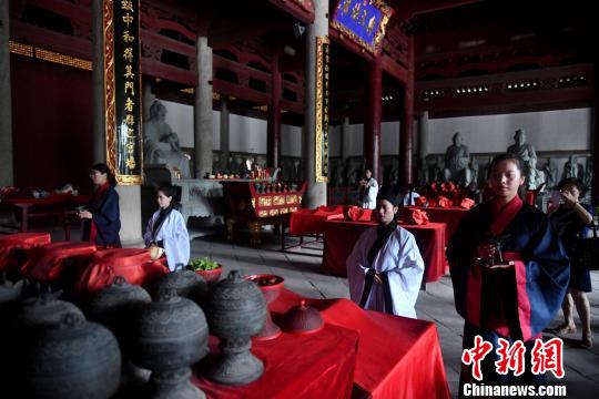 本次“释菜礼”活动是福州文庙自修复重开之后，首度恢复举行“释菜礼”仪式。　吕明 摄