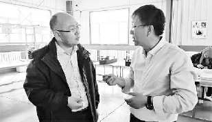     本报记者范文杰在宁夏固原市西吉县偏城乡的扶贫车间进行采访。