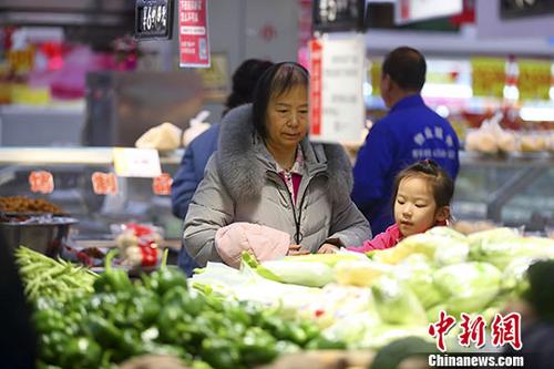 2月15日，山西太原一超市内，顾客正在选购蔬菜。当日，中国国家统计局发布数据显示，2019年1月份，中国居民消费价格(CPI)同比上涨1.7%，涨幅比上月回落0.2个百分点，创2018年2月以来新低。<a target='_blank' href='http://www.chinanews.com/'>中新社</a>记者 张云 摄