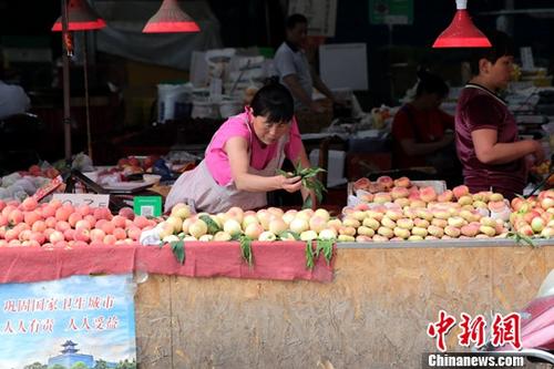 资料图：菜市场商家。<a target='_blank' href='http://www.chinanews.com/'>中新社</a>记者 张远 摄