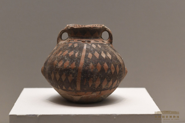 双耳彩陶罐，距今3800-3600年，哈密天山北路墓地出土，新疆维吾尔自治区博物馆藏（摄影：刘桐）