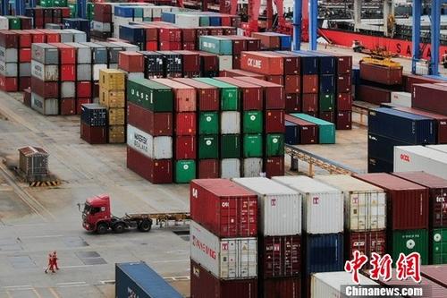 1月14日，中国海关总署发布的数据显示，据海关统计，2018年，中国外贸进出口总值30.51万亿元人民币，比2017年增长9.7%。图为航拍江苏连云港一处集装箱货运码头。(资料图片)<a target='_blank' href='http://www.chinanews.com/'>中新社</a>记者 泱波 摄