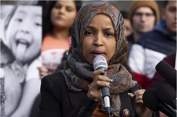 特朗普竞选集会再批穆斯林女议员 她用一首诗回击