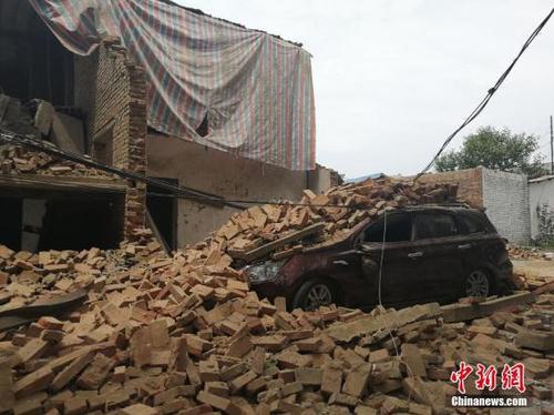 图为义马爆炸造成的坍塌将一辆汽车掩埋。 刘鹏 摄