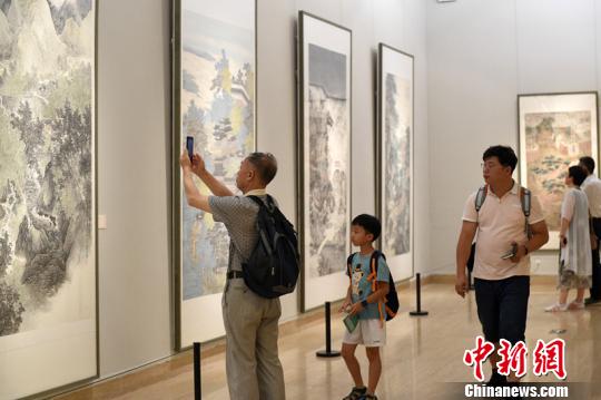 钱塘江文化“北京周”系列活动23日在北京开幕。图为：观众欣赏国画。主办方供图
