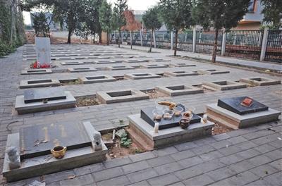 7月25日下午，墓地北侧一些墓穴墓碑被拆除。