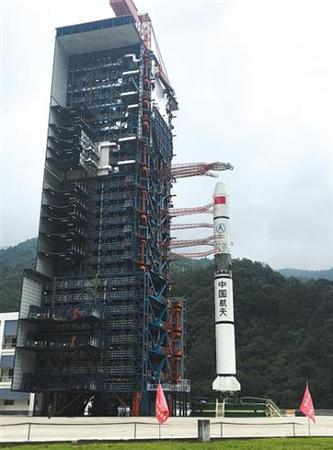 7月26日在西昌卫星发射中心起飞的长征二号丙运载火箭，箭体中部灰色部分安装了栅格舵。航天科技集团第一研究院供图
