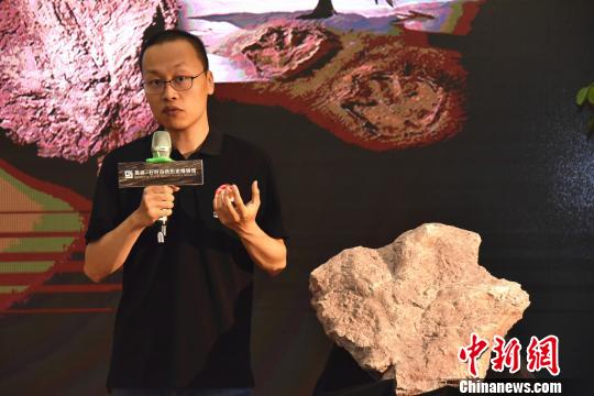 中国地质大学(北京)副教授邢立达介绍霸王龙足迹。　陈龙山 摄