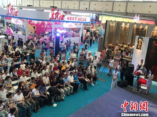 图为在西安举办的第29届全国图书交易博览会。　供图 摄