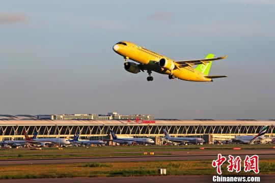 中国商飞C919大型客机104架机于5时32分从上海浦东国际机场第四跑道起飞。　殷立勤 摄