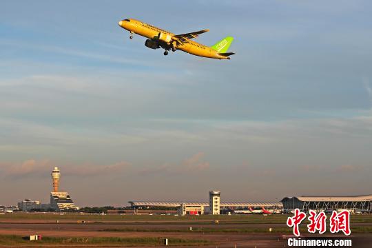 中国商飞C919大型客机104架机于5时32分从上海浦东国际机场第四跑道起飞。　殷立勤 摄
