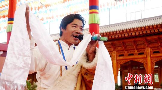 图为藏族民间歌手唱民歌。　张添福 摄