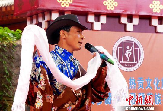 图为藏族民间歌手唱民歌。　张添福 摄