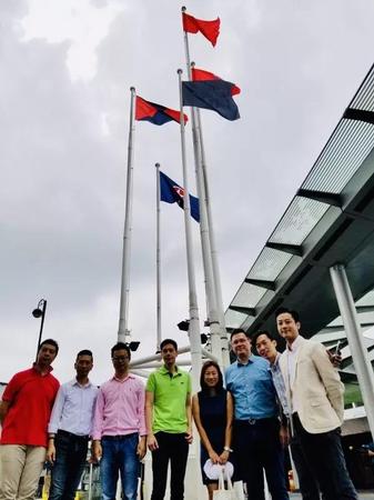 港区全国政协委员吴杰庄（左四）与香港青年领袖一起参加守护国旗行动