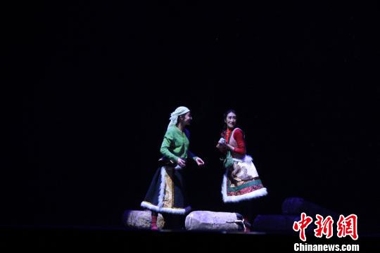 7月21日晚，首届西部五省区藏族舞蹈展演活动在甘肃省甘南藏族自治州夏河县举行。(资料图) 徐雪 摄