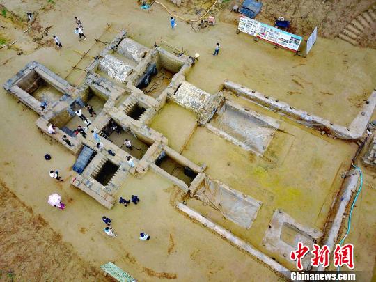 山东济阳发掘出一大型汉代画像石墓
