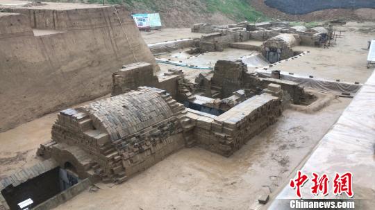 本次发掘共清理墓葬两座(编号M1、M2)，均为汉代画像石墓。　赵晓 摄