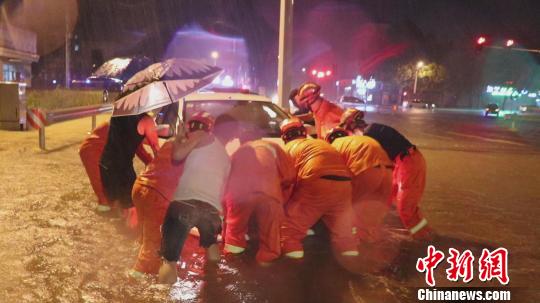台风“利奇马”横扫山东致3人被洪水冲走正在搜救