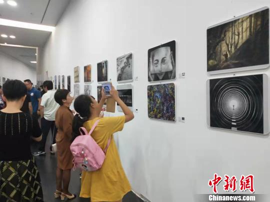 山西太原展出220余幅丝路国家摄影作品