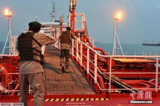 资料图：图为7月25日消息，一组英国被扣油轮照于24日公开，照片中伊朗快艇绕油轮巡逻，革命卫队持枪上船。