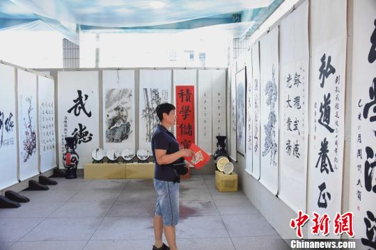 “养心观德”文化艺术展展出众多名家字画，诠释“文武双全”。　陈龙山 摄