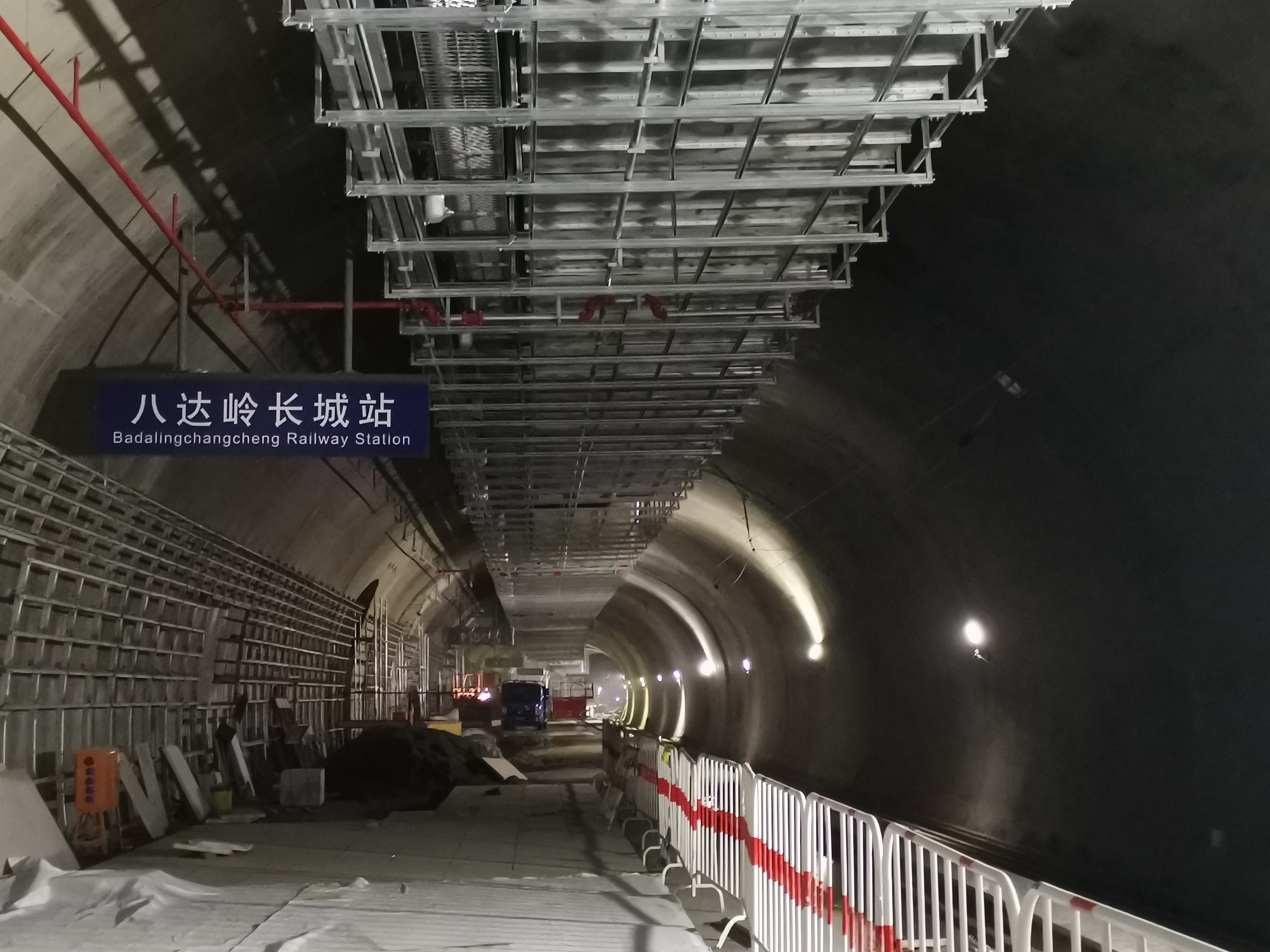 京张高铁八达岭长城站封顶 年底前全线贯通运行