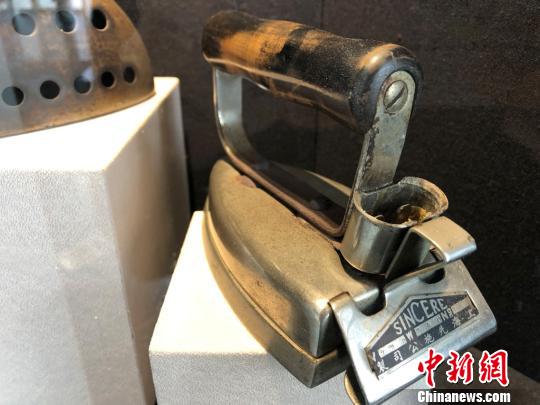 老上海三零年代生活物件主题展展品——电烫斗。　徐明睿 摄
