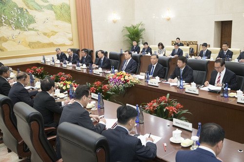 9月4日，全国政协主席汪洋在北京全国政协礼堂会见参加“凝心聚力、增进共识——中国、朝鲜、越南、老挝统一战线组织专题研讨会”的外方代表团。