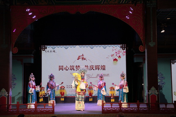东直门中学学生表演京剧唱段
