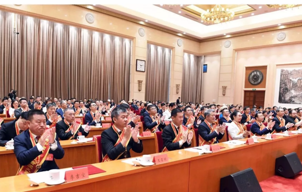 刘延云（前排左三）出席表彰大会