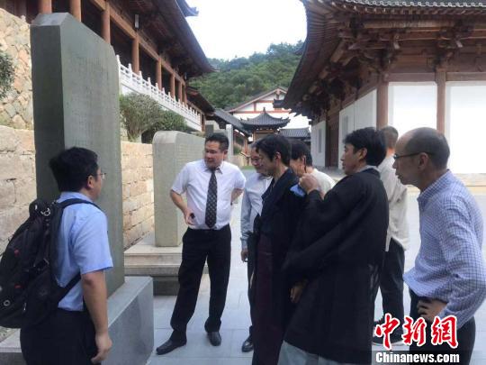 日本参访团参访黄檗山万福寺，探寻中日黄檗历史渊源。　林琼　摄