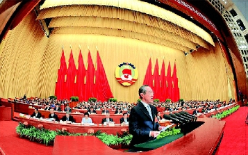 二○一六年三月十日，全国政协十二届四次会议在北京人民大会堂举行第二次全体会议。这是唐英年在会上作《利用香港优势服务国家“十三五”规划》的发言。  新华社发