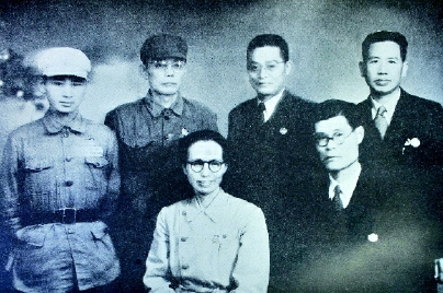 ▲台湾民主自治同盟参加政协一届全体会议的六位代表（左一为田富达）。