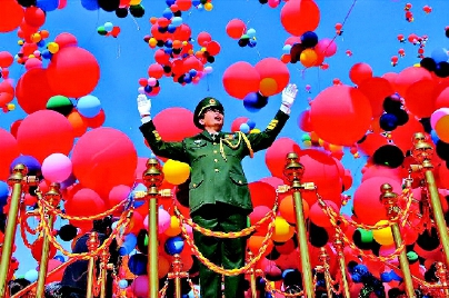 二○○九年国庆，于海在天安门广场指挥中国人民解放军联合军乐团。