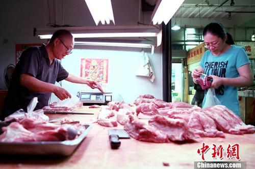 资料图：民众于菜市场内购买猪肉。<a target='_blank' href='http://www.chinanews.com/'>中新社</a>记者 张远 摄