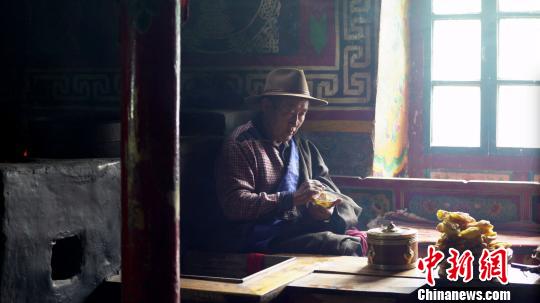 图为青海玉树藏式民居内的老人。(资料图) 钟欣 摄