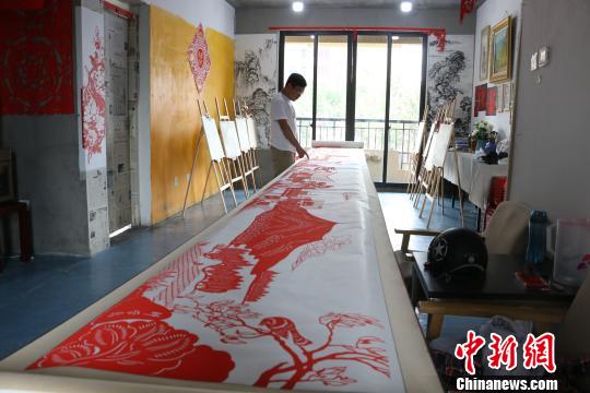 安徽小伙创作15米剪纸长卷合肥特色跃然纸上