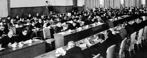 一九七七年十二月二十七日，全国政协四届七次常委会扩大会议在北京召开。