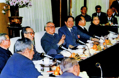 1988年3月29日，李先念等与各民主党派中央、全国工商联主要负责人、无党派人士座谈。