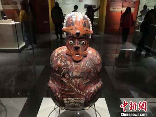 该展展出了秘鲁11家博物馆收藏的157件(组)历年重要考古出土文物。　胡健 摄