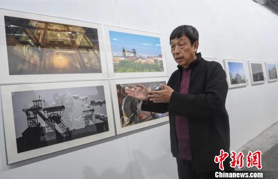 作为此次展览的策展人，世界遗产影像学专家梅生表示，这是自己首次策展，希望以影像志的形式来回顾中国工业发展的道路。　武俊杰 摄