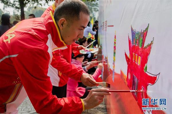 9月26日，在云南师范大学校园内的西南联合大学旧址，参加活动的青联委员及青年代表在绘制展板。 新华社记者 胡超 摄