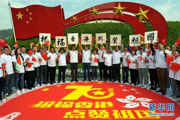9月26日，在甘肃兰州中山桥前，青联委员参加“祝福香港·点赞祖国”活动。新华社记者 范培珅 摄