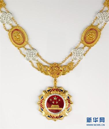 经中共中央批准，中华人民共和国国家勋章和国家荣誉称号颁授仪式将于9月29日上午10时在北京人民大会堂隆重举行。 这是国家荣誉称号奖章。 新华社发