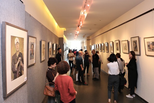 9月22日，为庆祝中华人民共和国成立70周年，“时代的面孔——曹小山色粉人物肖像作品展”在北京银谷艺术馆举行