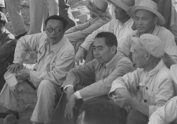4--1958年5月，许德珩与全国政协周恩来主席一起在北京参加建设十三陵水库的劳动