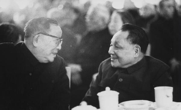 5--1981年2月5日在全国政协春节茶话会上，许德珩副主席与邓小平主席互致节日问候