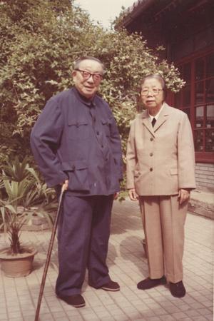 6--1983年5月，邓颖超同志到许德珩先生家看望