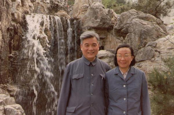 10--1982年,出席中共十二大期间,邓稼先与许鹿希摄于香山_看图王